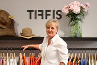 Andrea Hannott schaut freundlich lächelnd in die Kamera. Sie ist die Gründerin und Inhaberin von TIFFIS.
